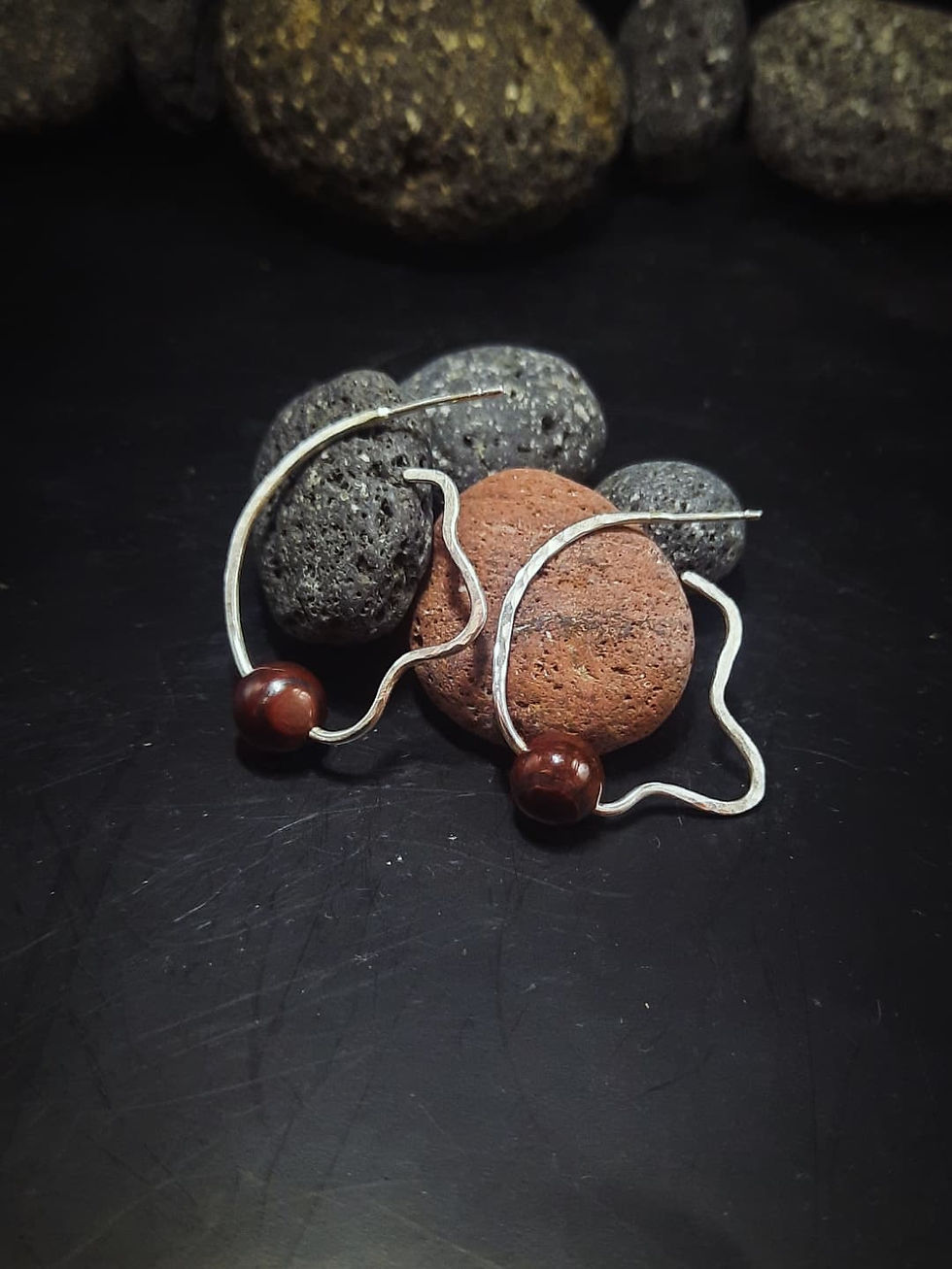 Μικρογραφία: Curious hoops with Tiger Eye