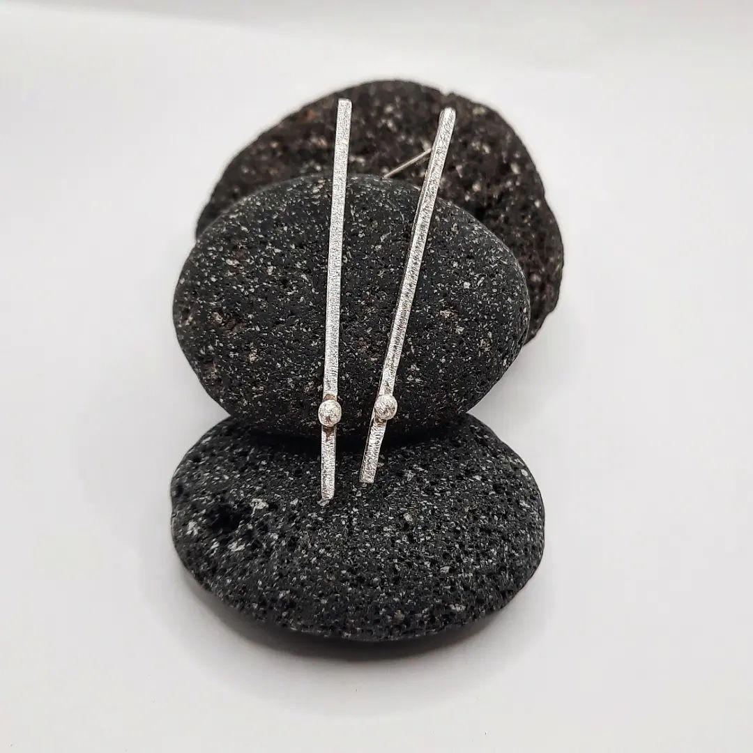 Line dot earrings