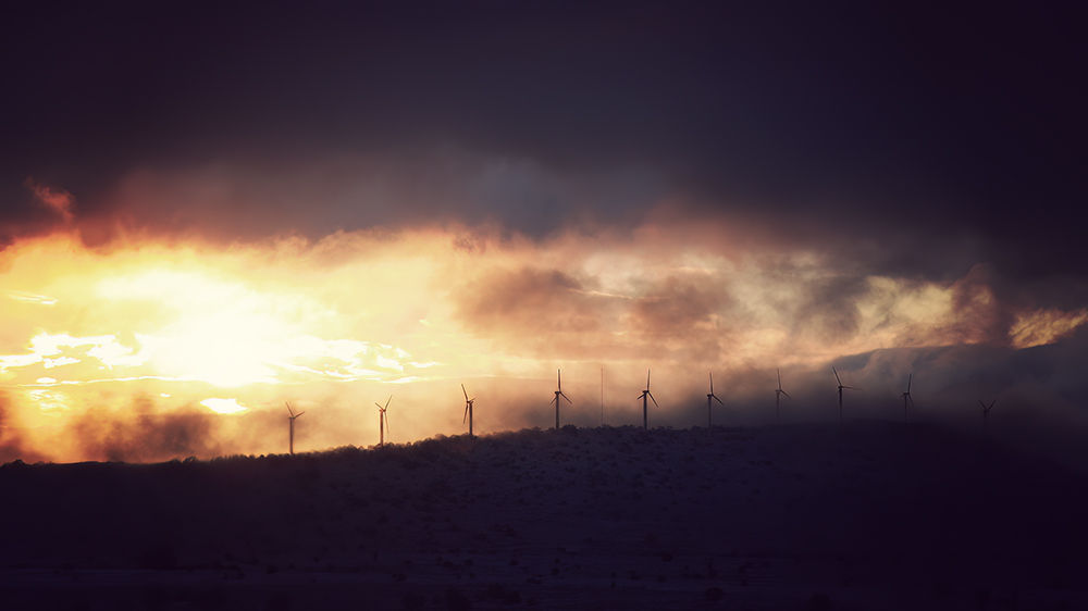 טורבינות רוח בזריחה מושלגת
