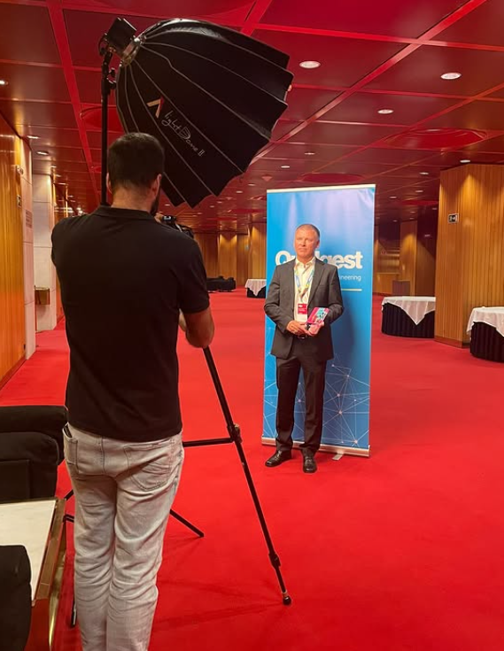 Delfim Dores, COO do LAS Group, segura o Prémio Co-Inovação 2024 da Quidgest em nome da CEO Luísa Caldeira, durante o Q-Day Conference na Culturgest, Lisboa – reconhecimento pela inovação na formação aeronáutica.