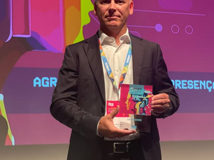 Delfim Dores, COO do LAS Group, segura o Prémio Co-Inovação 2024 da Quidgest em nome da CEO Luísa Caldeira, durante o Q-Day Conference na Culturgest, Lisboa – reconhecimento pela inovação na formação aeronáutica.