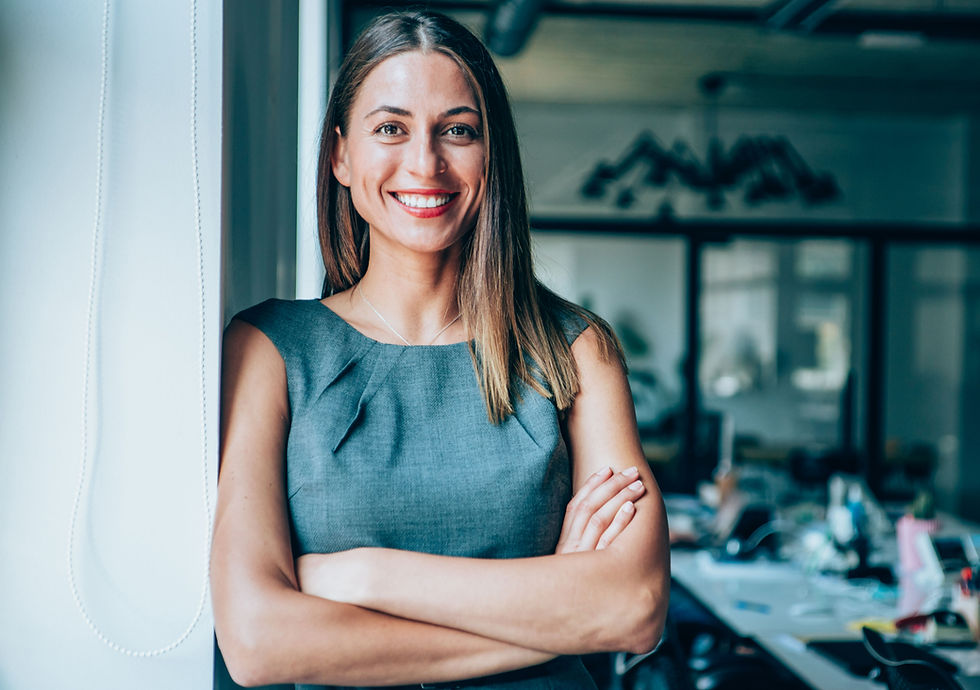 Cliente de SLOT Recursos Humanos, con los brazos cruzados y una sonrisa.