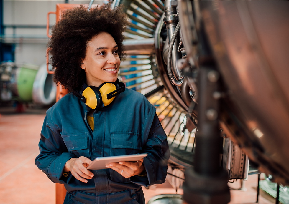 Formanda em manutenção aeronáutica a analisar componentes de motor com tablet
