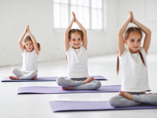 Wie man Kinder zum Yoga motiviert?