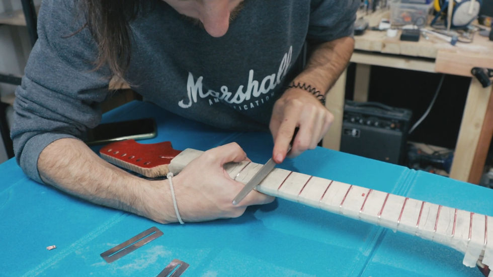 stage de lutherie : frettage d'une guitare