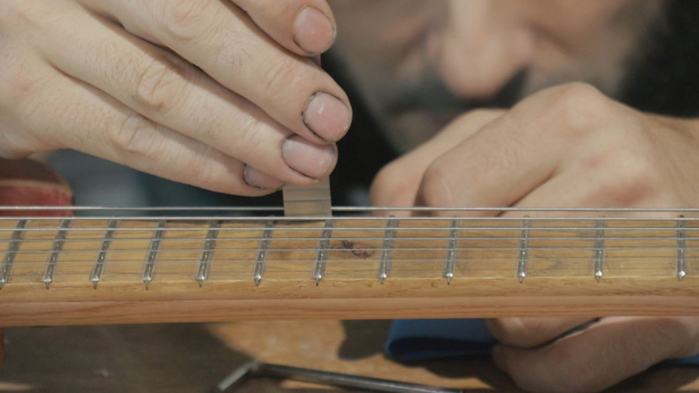 stage de lutherie : réglage d'une guitare
