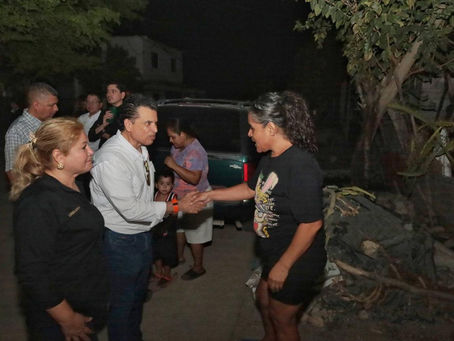 Lalo Gattás recorre y escucha a vecinos de la colonia Linda Vista.