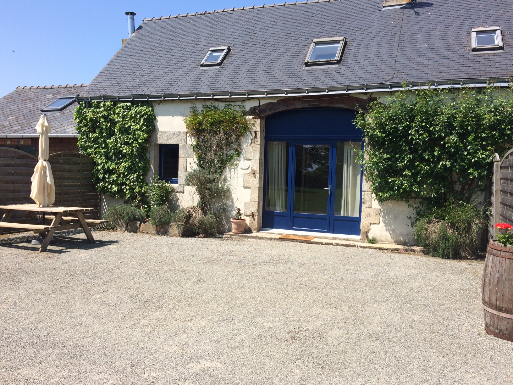 Terrasse et jardin du gîte avec mobilier de jardin