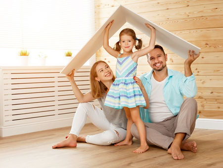 uma família que vai construir a casa própria