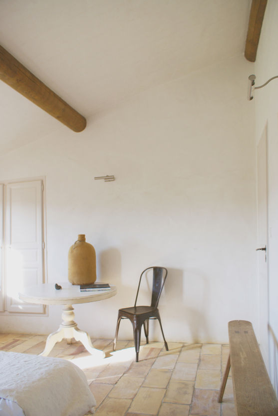 _Een vrijstaande villa binnen een domaine privé aan de Côte d'Azur. De opdrachtgevers wensten een meer open plattegrond met een duidelijk mediterraan gevoel en beeld in materiaal en meubilair. Wij hebben getekend voor de nieuwe plattegrond / herindeling, de badkamer, voor de keuken, het lichtplan en verscheidene door ons ontworpen en op maat gemaakte meubelen en betimmeringen. De aanbesteding en bouwbegeleiding zijn ook door ons uitgevoerd in samenwerking met  lokale uitvoerders.

___