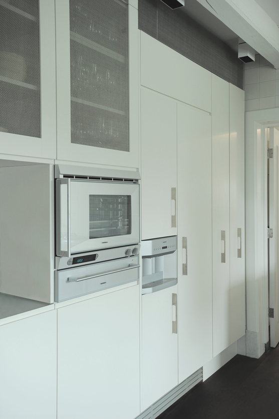 _Een jaren dertig villa verbouwd tot een familiehuis met behoud van originele details. De begane grond kreeg een herziene, meer open plattegrond en een nieuw keukenontwerp. De overige verdiepingen werden voorzien van nieuwe badkamers, een extra gasten- en au pair verblijf. Maatwerk meubilair en betimmeringen werden door ons ontworpen en uitgevoerd. Naast het ontwerp en materiaal- en kleurtoepassingen hebben wij tevens de bouwbegeleiding waargenomen. Wij leverden en realiseerde ook alle meubilair, verlichting, accessoires en kunst.

___