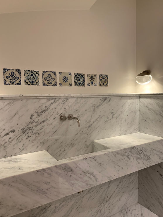 _Complete verbouwing van een statig herenhuis in het centrum van Den Haag. Gebouwd in 1874 is met behoud en restauratie van zoveel mogelijk authentieke details het gehele interieur vernieuwd, zowel bouwkundig, technisch als esthetisch. Verdeeld over vier verdiepingen is de indeling gemaakt voor dit meer dan royale, hedendaagse familiehuis. De begane grond bestaat uit een multifunctionele wasruimte, een atelier, cloakroom en tv kamer annex bibliotheek. De keuken, eetkamer en het woongedeelte zijn op de eerste verdieping gesitueerd. Slaapkamers met en suite badkamer bevinden zich samen met een separaat gastenverblijf op de derde en vierde verdieping. Een project met allure kortom.

___