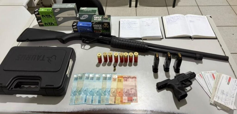 Armas e materiais recolhidos durante a Operação Testa de Ferro