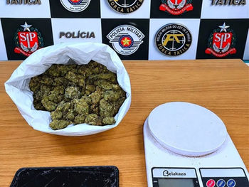 Droga, balança e telefone apreendidos pela Força Tática em Araçatuba