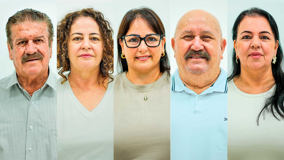 Da esq. para dir.: Secretário municipal de governo, Wilson Carlos Borini, que é pai da prefeita Samanta Borini (PSD); Secretária adjunta de esportes, Rosinei Parizati, esposa do vice-prefeito; Secretária adjunta de assistência social, Silvana Regina Borini, que é cunhada da prefeita; Secretário adjunto de serviços públicos, Hilário Zerloti, tio de Samanta; Secretária adjunta de cultura e turismo, Fariza de Fátima Mansour, atual companheira de Wilson Borini. — Fotos: Prefeitura de Birigui