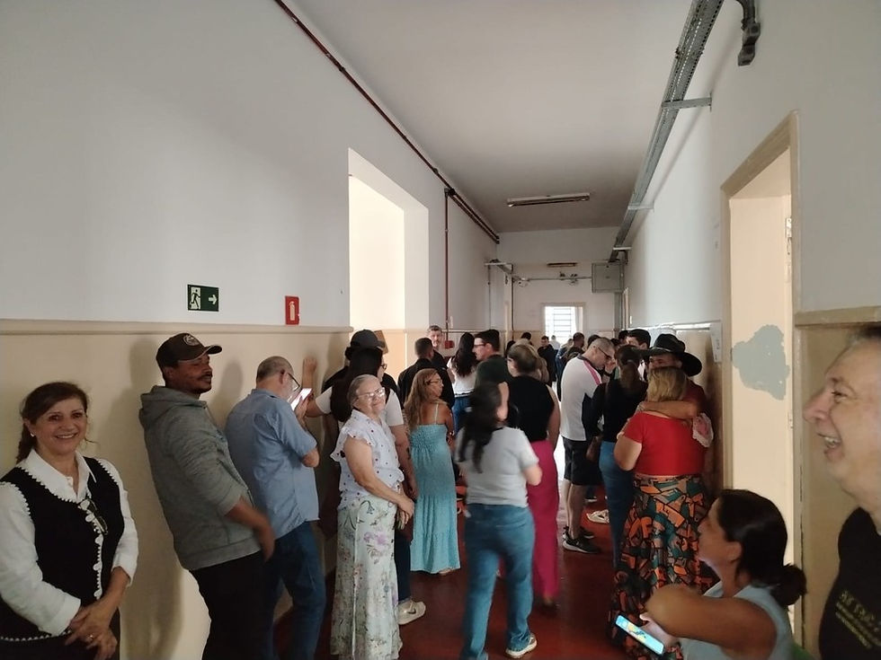 Eleitores aguardam para votar na Escola Stélio Machado Loureiro em Birigui