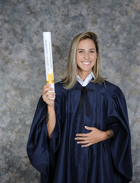 Jeune femme tenant son diplôme en main