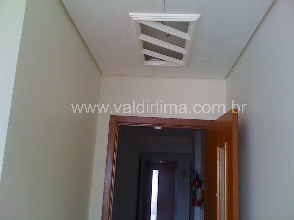 Vitral em gesso no teto do corredor