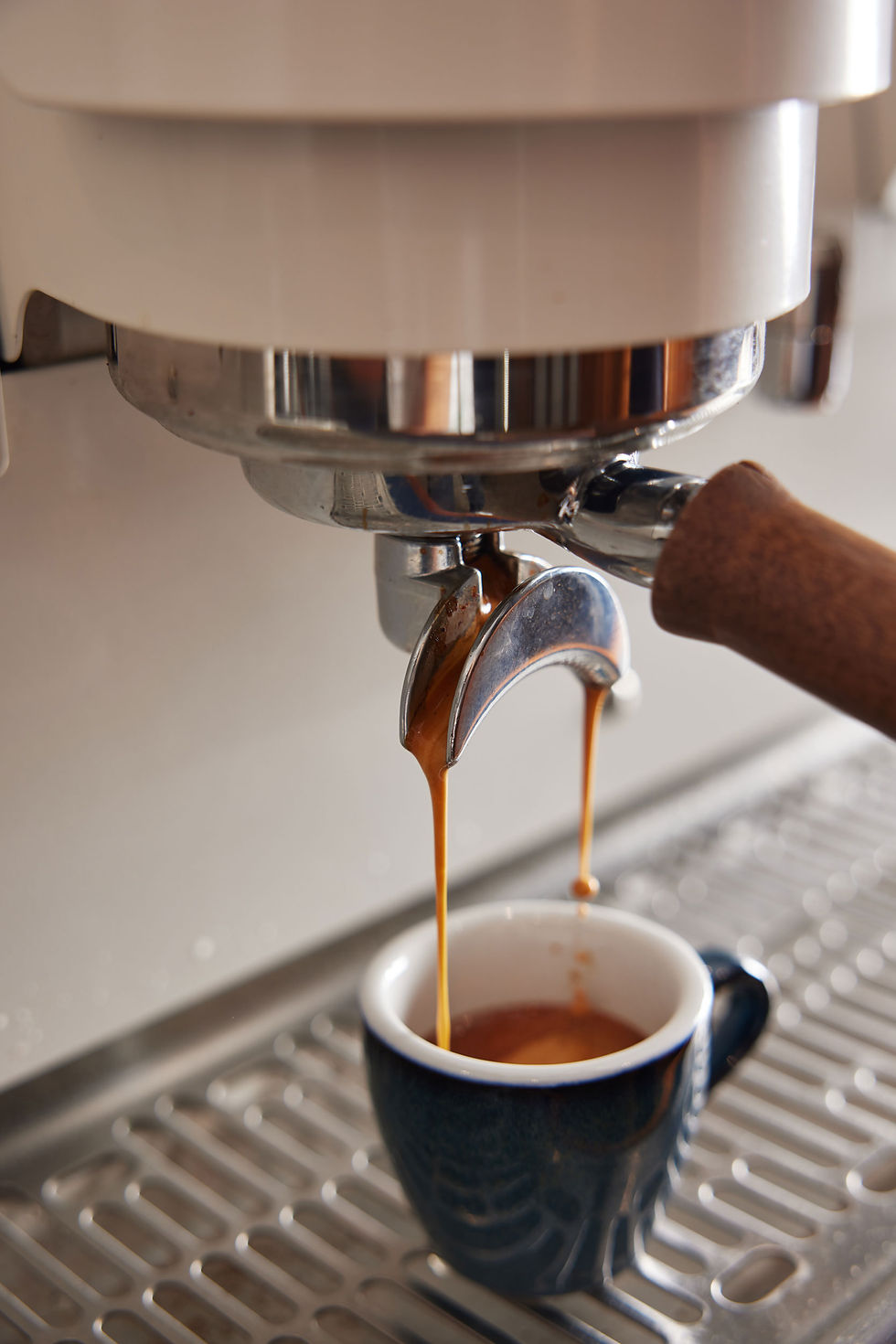 Espresso Machine pouring a perfect espresso into a cup