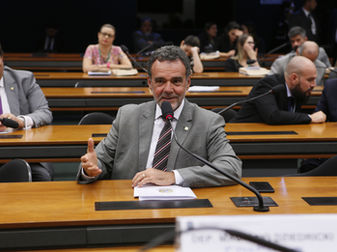 Daniel Almeida celebra aprovação do Dia Nacional do Frentista: "Reconhecimento a uma categoria essencial para o Brasil"