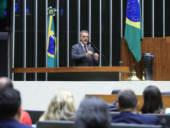 Artigo: Fim da escala 6×1: pela vida, pela dignidade e pelos direitos dos trabalhadores