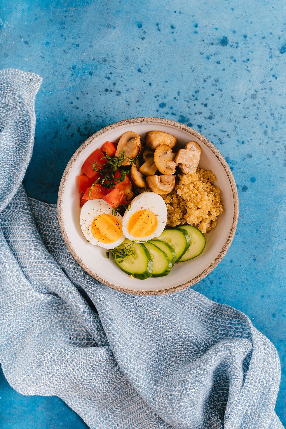 Bowl mit Vollkornreis, Ei und Gemüse als blutzuckerfreundliches Mittagessen bei Schwangerschaftsdiabetes