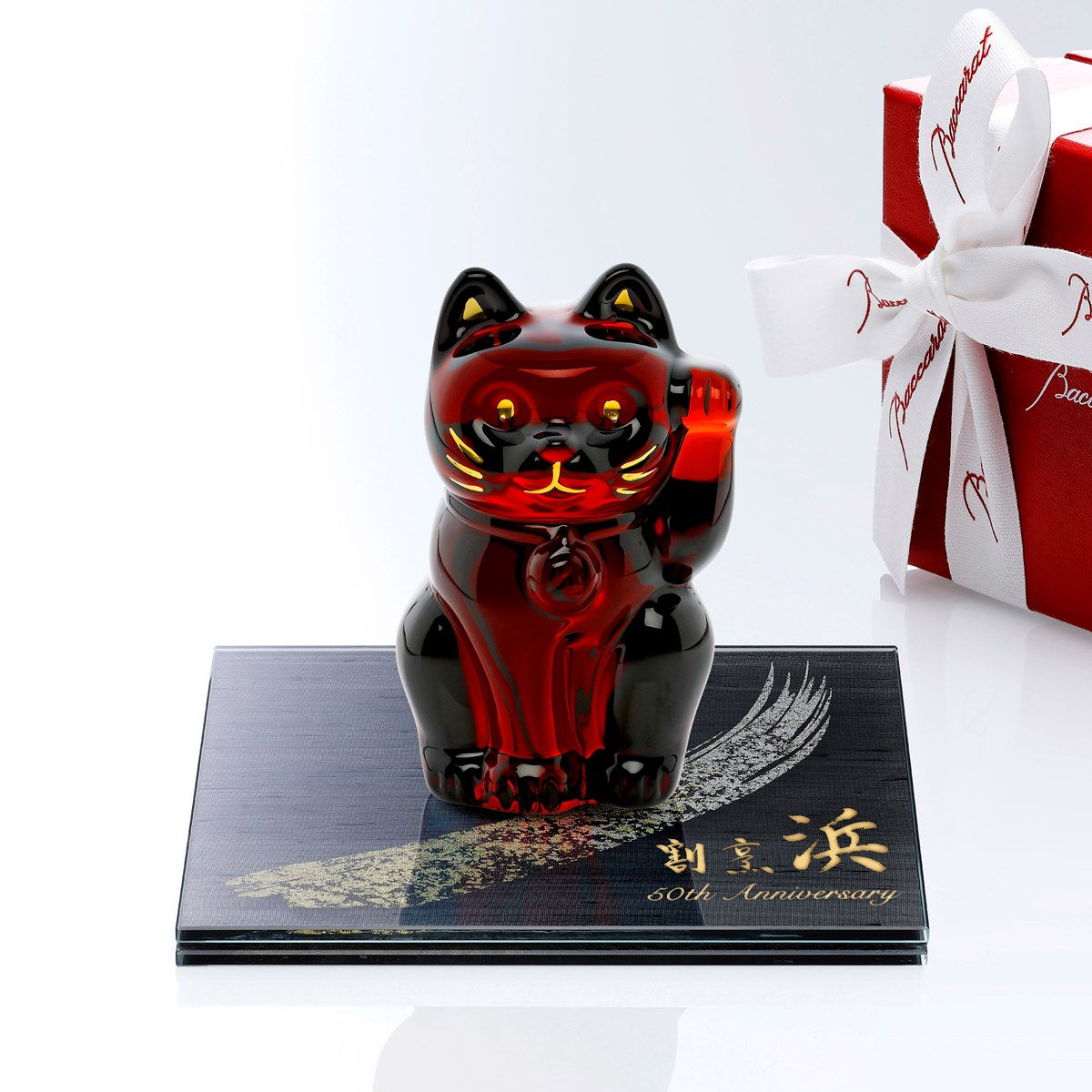 Baccarat バカラ まねき猫 レッド 10cm・ITOKO 伊と幸 シルクガラス 台座 黒染金彩墨描 15×15cm オリジナルセット 名入れ代込み