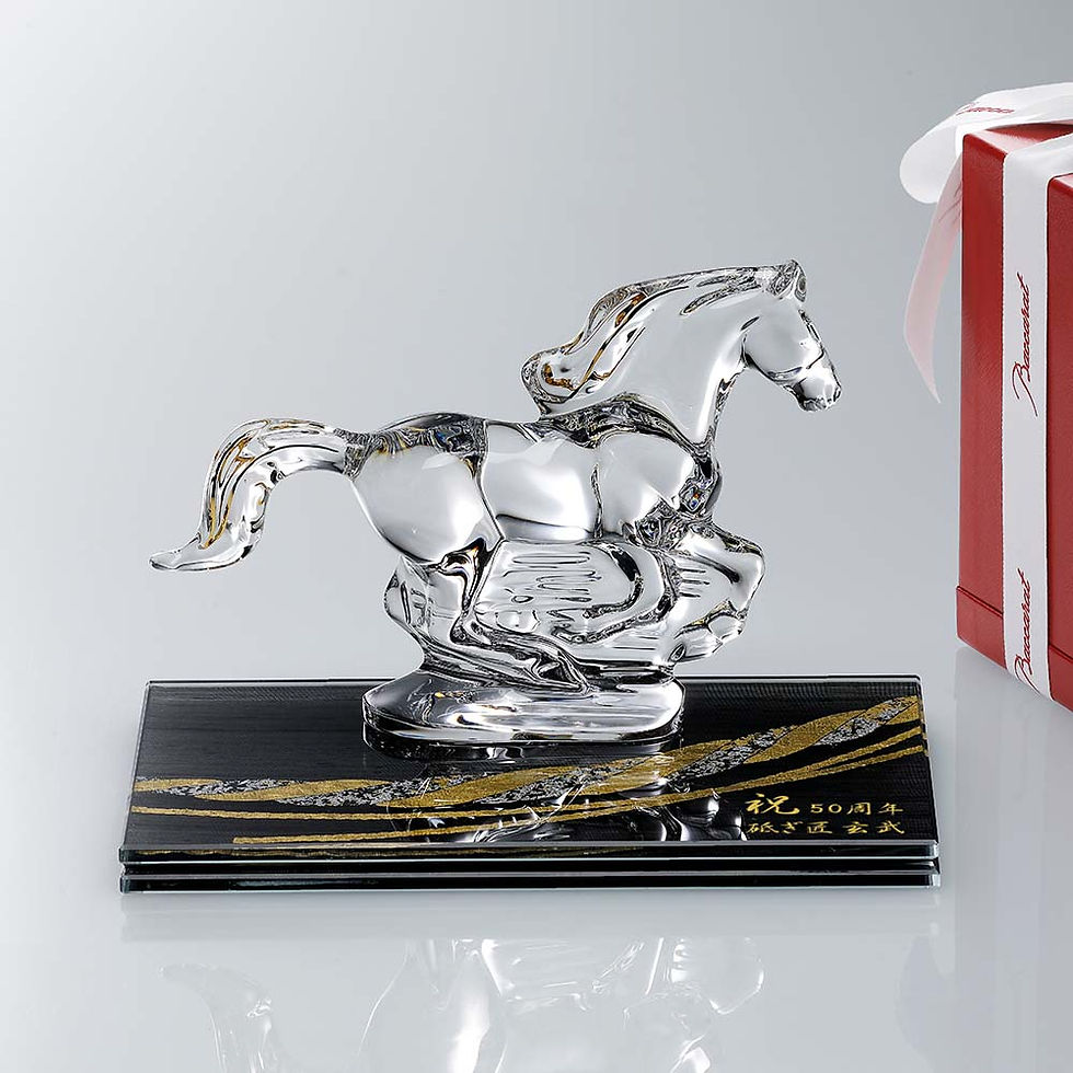 名入れ代込,ロゴ対応,Baccarat,バカラ,干支,馬,ゴールド,伊と幸,絹ガラス,霞絹,玉糸,無地染め,黒,金彩,しめ縄,台座,20×12cm,オリジナルセット,正規店入荷,名入れ,彫刻,馬,オブジェ,シルクガラス,銀彩,周年記念,就任祝,受章祝