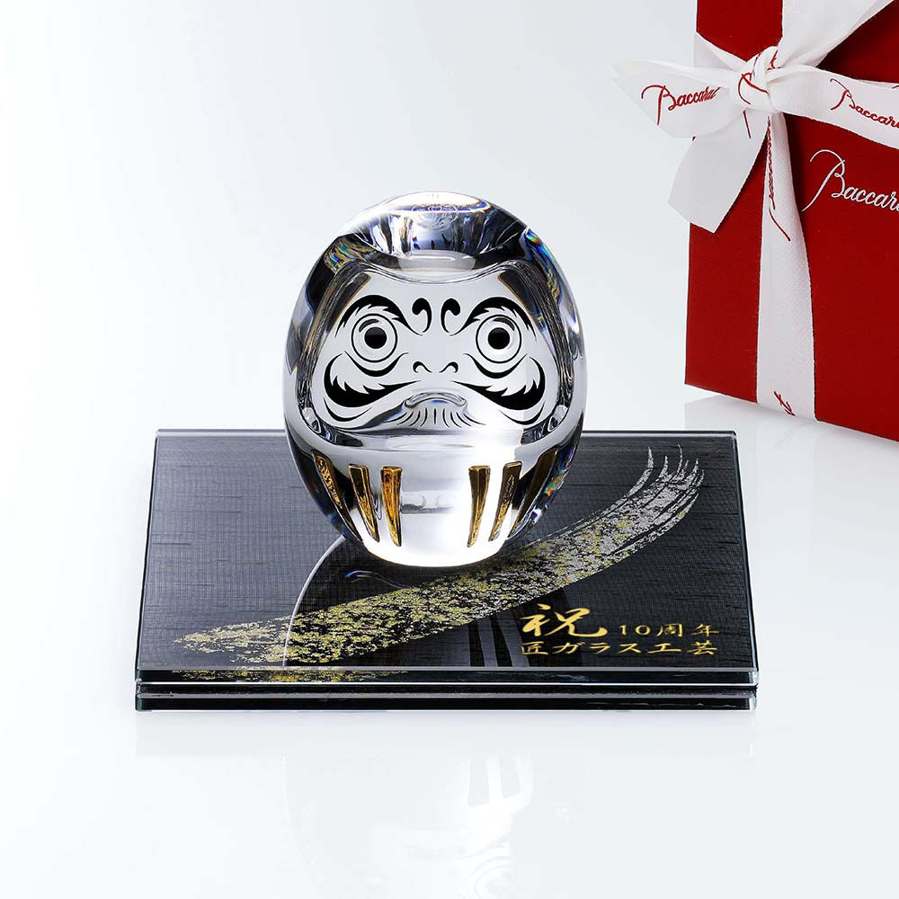 正規店入荷,名入れ代込,ロゴ対応,Baccarat,バカラ,ダルマ,ITOKO,伊と幸,絹ガラス,台座,黒染金彩墨描,15×15cm,オリジナルセット,名入れ,ギフト,プレゼント,祝い,誕生日,だるま,達磨,当選,還暦,企業,就任,受賞,刻印,法人,