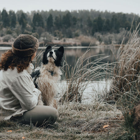  Donna con un cane in un momento di ascolto e relazione