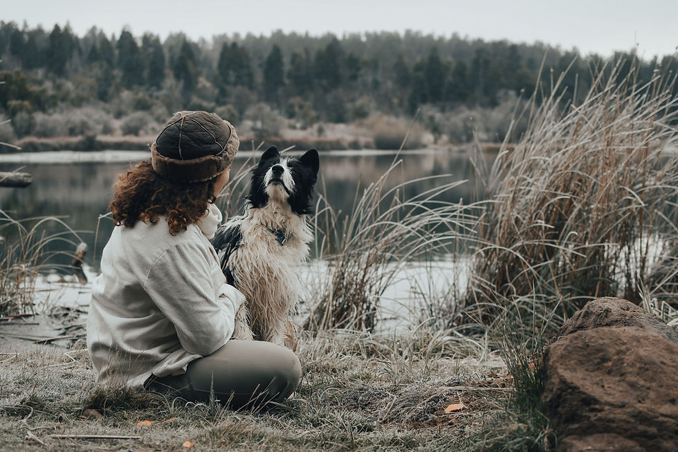 Donna con un cane in un momento di ascolto e relazione