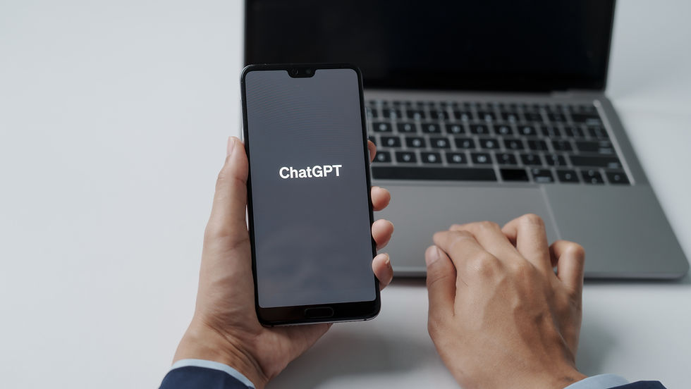 Primer plano de las manos de una mujer de negocios con el sistema de aplicación de inteligencia artificial ChatGPT Chat Bot Chatbot Software de inteligencia artificial Chat GPT