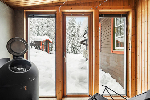 in de sauna naar buiten kijken