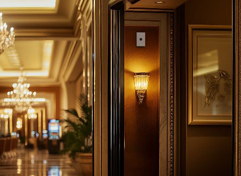 Parabit-Lichtsensor, der in einem von Kronleuchtern beleuchteten Casino-Flur installiert ist, um die Umgebungsbeleuchtung aus Sicherheits- und Sichtgründen zu überwachen.
