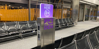 Foto der Parabit-Ladesäule im Flughafen Denver (DEN) mit den DEN-Farben und dem DEN-Logo zwischen den Sitzplätzen