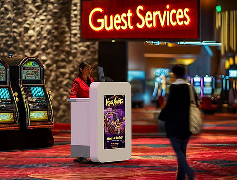 Parabit-Concierge-Podium in der Lobby eines Casinos, das digitalen Gästesupport und Serviceinformationen in Echtzeit bietet.