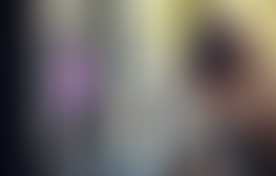 فتاة أمام قارئ جهاز Idemia Vision Pass SP للقياسات الحيوية داخل غطاء غلاف Parabit متصل بعمود مدخل المبنى