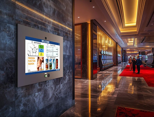 An der Wand montierter Parabit-Digital-Signage-Bildschirm in einem Casino-Korridor, der Karten des Veranstaltungsortes und Inhalte zum Gästeservice anzeigt.