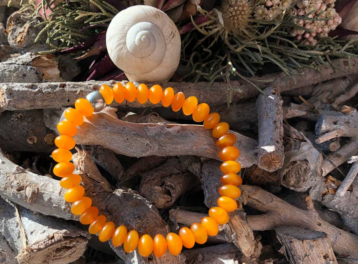 Armband aus gelb-orangen Hornperlen
