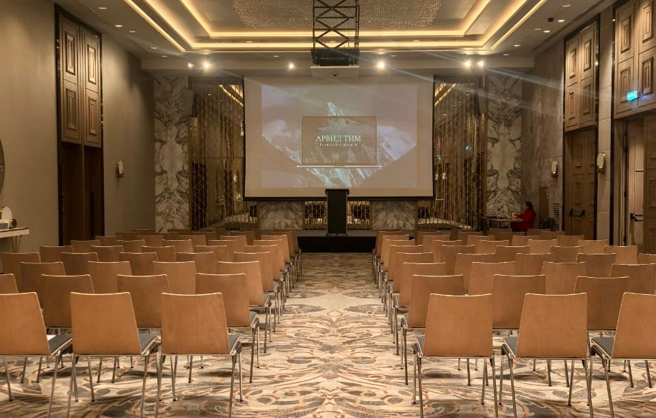 Conference room for C-level strategic session wellness concierge by H-Groupe