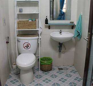 image of standard king room bathroom