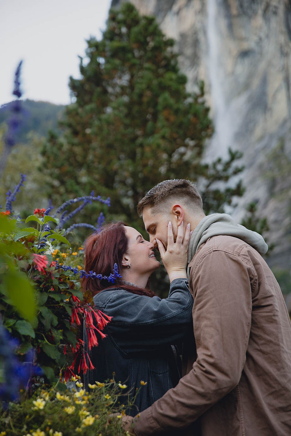 Engagement photoshoot in Lauterbrunnen with Swiss waterfalls and stunning mountain scenery.