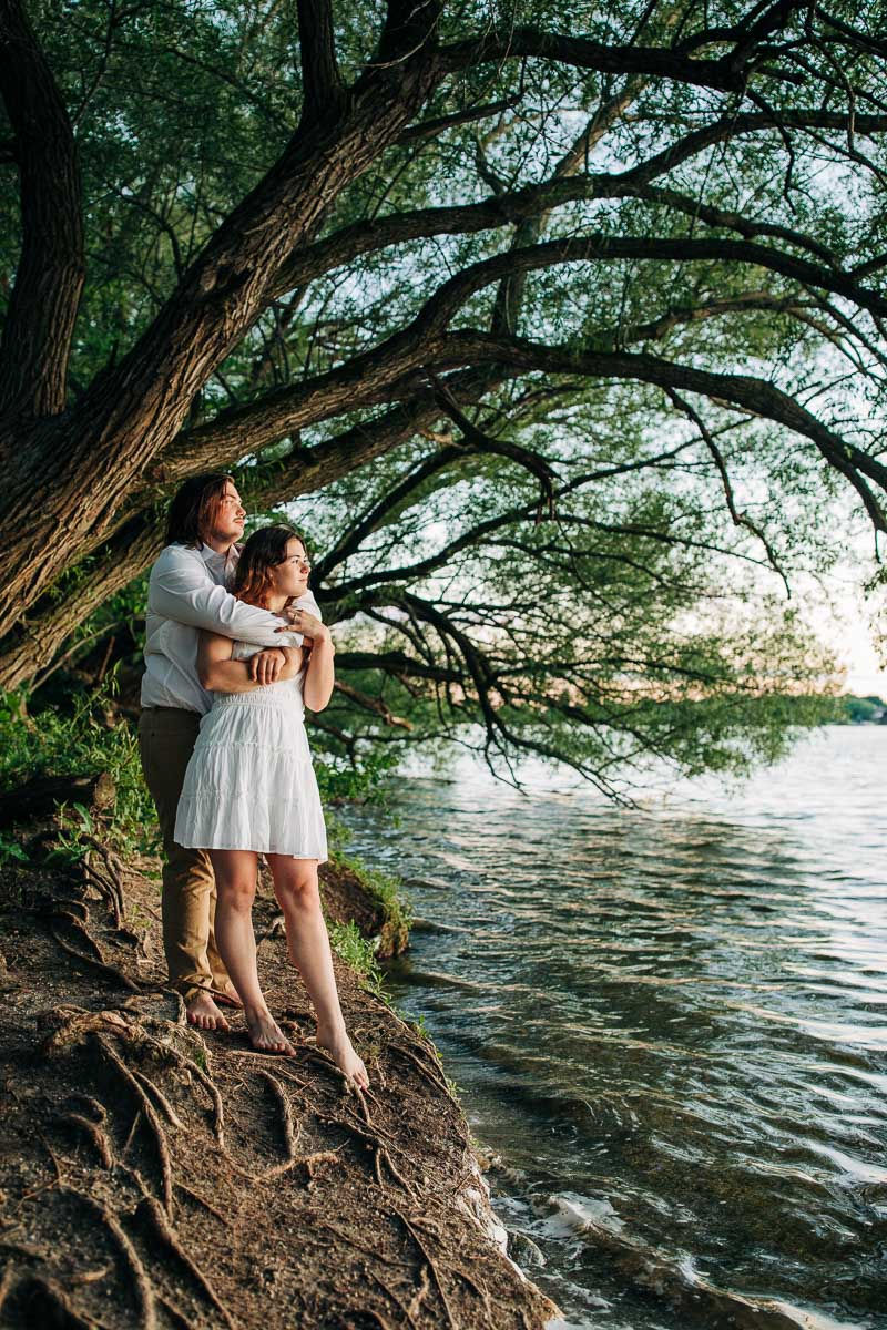 Engagement photographer in Hartford, Slinger, West Bend, Delafield, Richfield