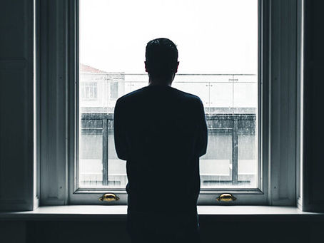 Homem olhando para a janela