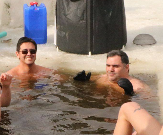 Ricardo e Eduardo em uma piscina natural no gelo