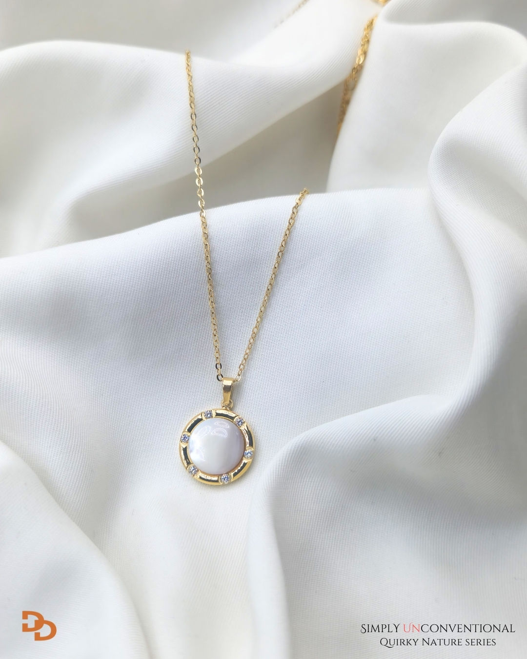 Round shell pendant necklace