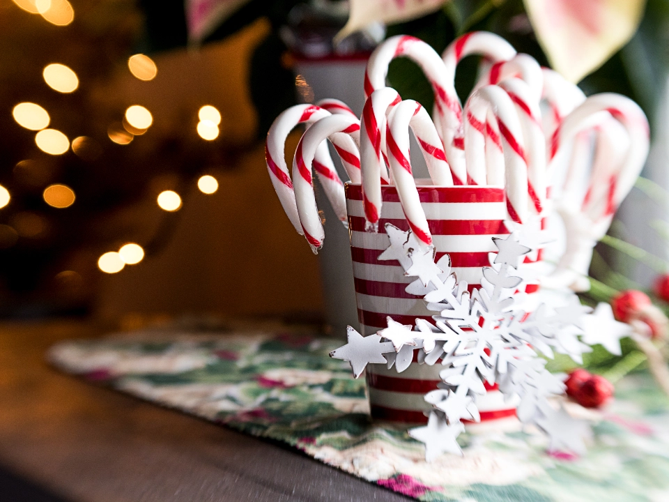 candy-canes_UPC02BPCIO.webp