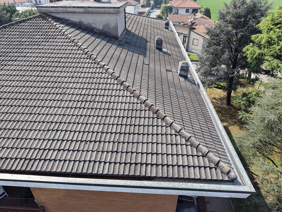 copertura tetto in tegole cemento con segni di usura e degrado