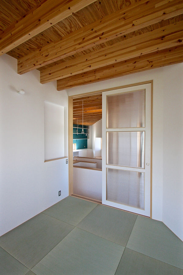 大阪府箕面市の注文住宅 | 大阪 | Cooplanning | 箕面の店舗付き住宅 内観.2階和室からLDKをみる
