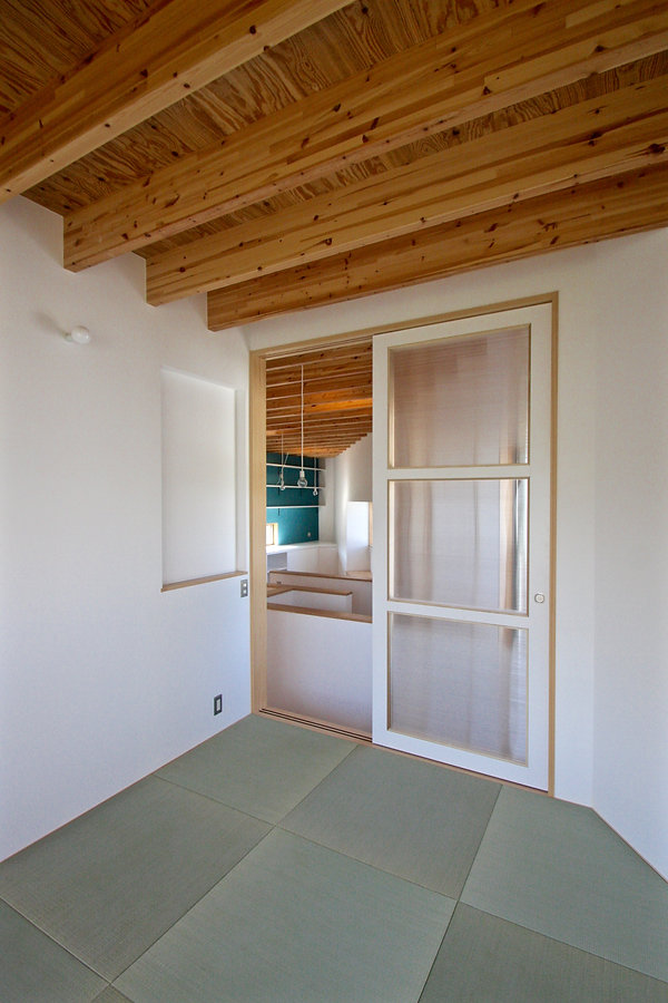 大阪府箕面市の注文住宅 | 大阪 | Cooplanning | 箕面の店舗付き住宅 内観.2階和室からLDKをみる